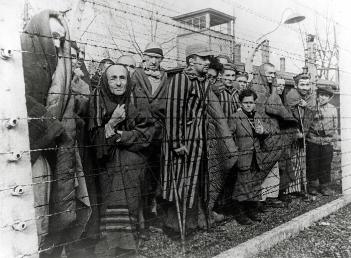 27 января 1945 года солдаты Красной армии освободили узников нацистского концлагеря Освенцим (Аушвиц) в Польше. 27 января 1945 года солдаты Красной армии освободили узников нацистского концлагеря Освенцим (Аушвиц) в Польше.