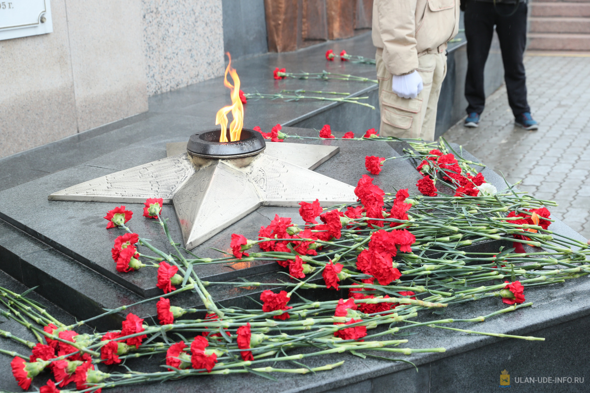 В Улан-Удэ возложили цветы к Вечному огню В Улан-Удэ возложили цветы к Вечному огню